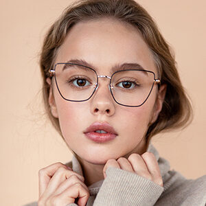 Młoda dziewczyna w złotych metalowych okularach korekcyjnych