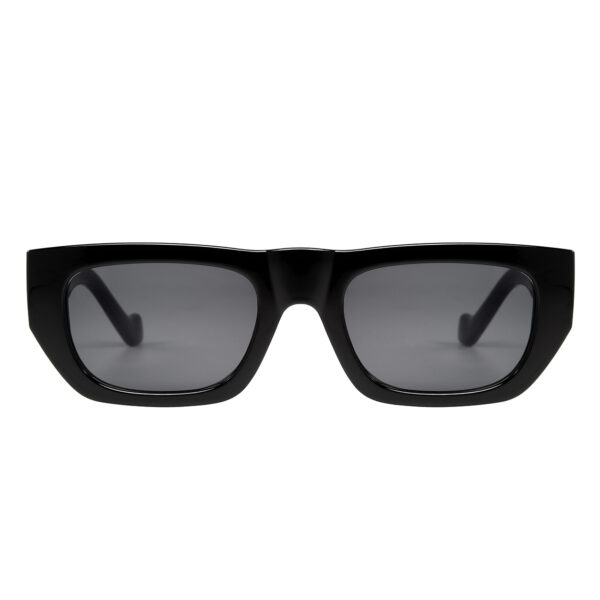 Czarne, wąskie okulary przeciwsłoneczne
