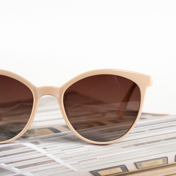 Beżowo brązowe okulary damskie z tworzywa z nakładką przeciwsłoneczną