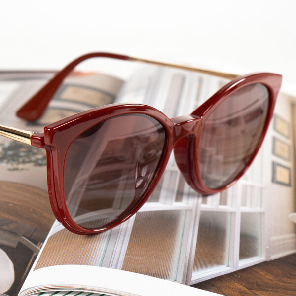 Czerwone okulary damskie z tworzywa z nakładką przeciwsłoneczną